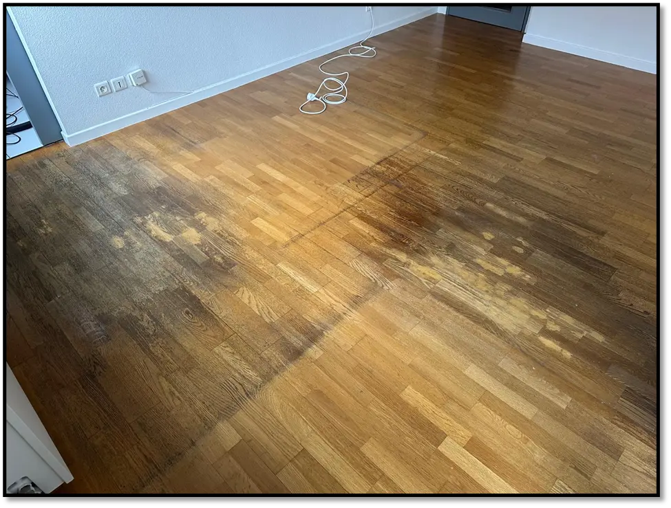 Parquet marqué avant rénovation